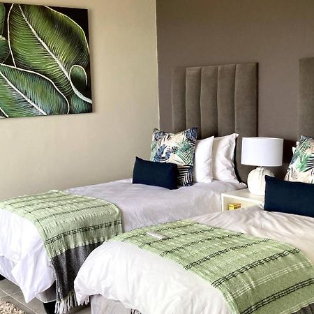 Ocean Rocks Villa, Umhlanga ダーバン エクステリア 写真